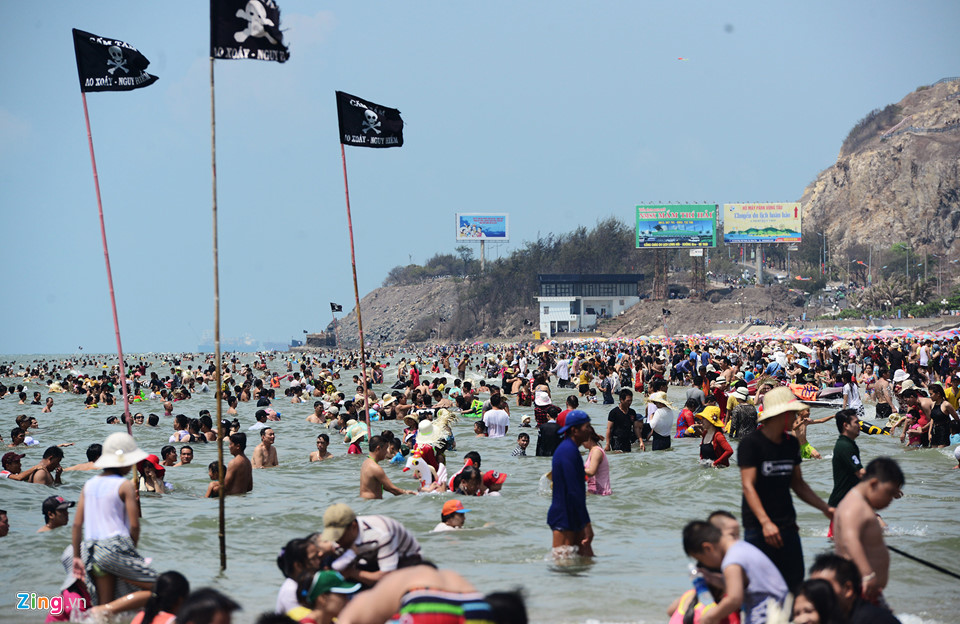 Hàng nghìn người nô đùa ở biển Vũng Tàu khi nhiệt độ gần 40 độ C